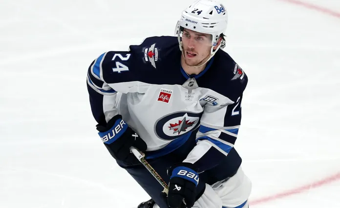 Видео: Защитника «Виннипега» унесли с площадки на носилках после жёсткого столкновения с бортом