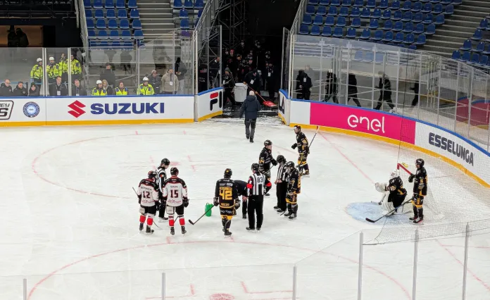 Олимпийская арена в Милане приняла тестовый матч: дыры в стенах, пыль над площадкой и проблемы со льдом