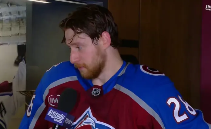 Видео: Илья Соловьёв с улыбкой ответил на вопрос о раздевалке «Колорадо»