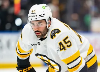 Конкурент Владислава Колячонка продлил контракт с «Бостоном»