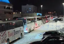 Колонна автобусов с болельщиками минского «Динамо» попала на видео. Фанаты едут в Москву