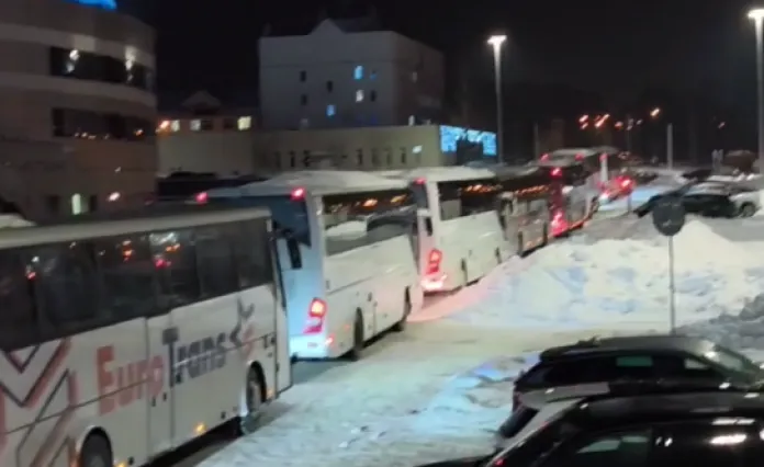 Колонна автобусов с болельщиками минского «Динамо» попала на видео. Фанаты едут в Москву