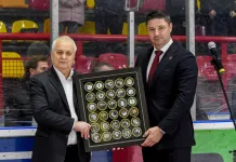 Легенде минского «Динамо» Анатолию Варивончику была вручена уникальная коллекция шайб в честь 70-летия