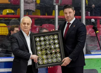 Легенде минского «Динамо» Анатолию Варивончику была вручена уникальная коллекция шайб в честь 70-летия