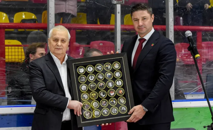 Легенде минского «Динамо» Анатолию Варивончику была вручена уникальная коллекция шайб в честь 70-летия