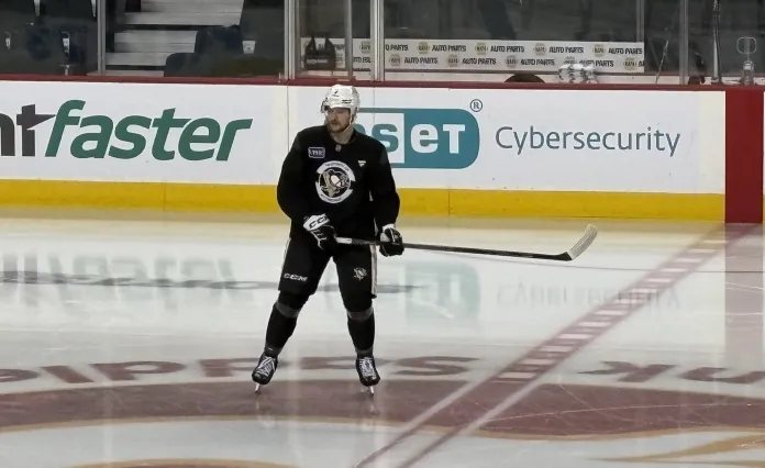 Видео: Илья Соловьёв впервые вышел на лёд в форме «Питтсбург Пингвинз»