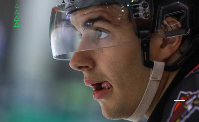 Белорусский хоккеист завершил игровую карьеру в 19 лет