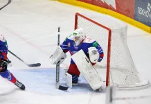 «Нечасто вратари забрасывают шайбы». Денис Синягин – о своем результативном броске и рискованной манере игры