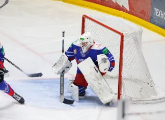 «Нечасто вратари забрасывают шайбы». Денис Синягин – о своем результативном броске и рискованной манере игры