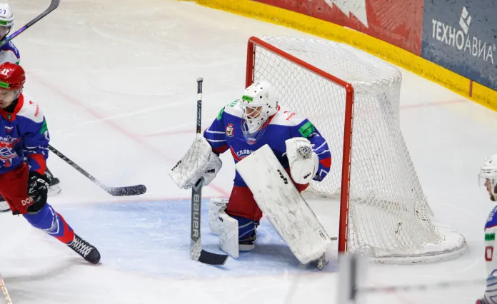 «Нечасто вратари забрасывают шайбы». Денис Синягин – о своем результативном броске и рискованной манере игры