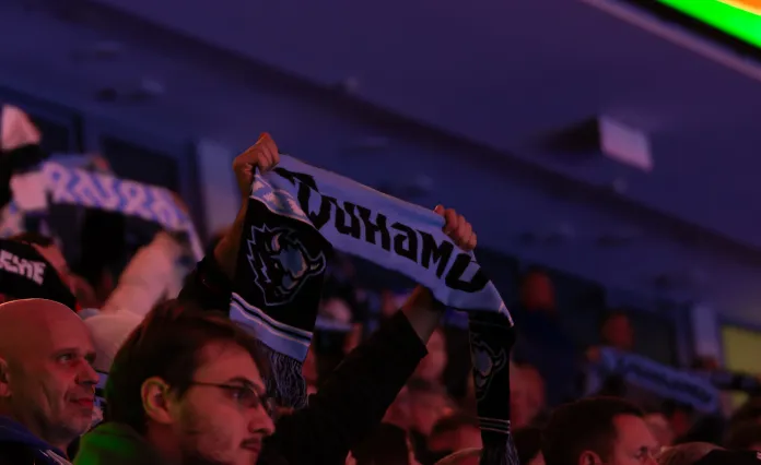 Видео: Фанаты минского «Динамо» освистали арбитров после спорного удаления