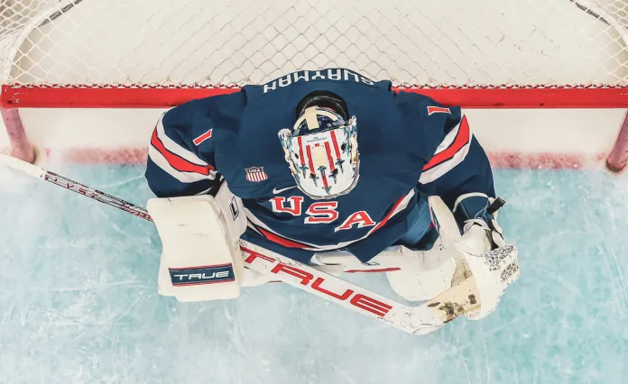 Вратарь сборной США Свайман пропустил курьезный гол с центра площадки в матче с Данией