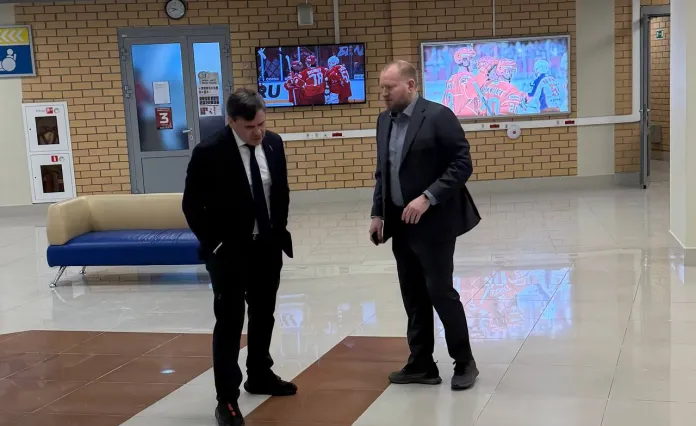 Квартальнов и главный арбитр КХЛ устроили эмоциональный диалог после матча со «Спартаком»