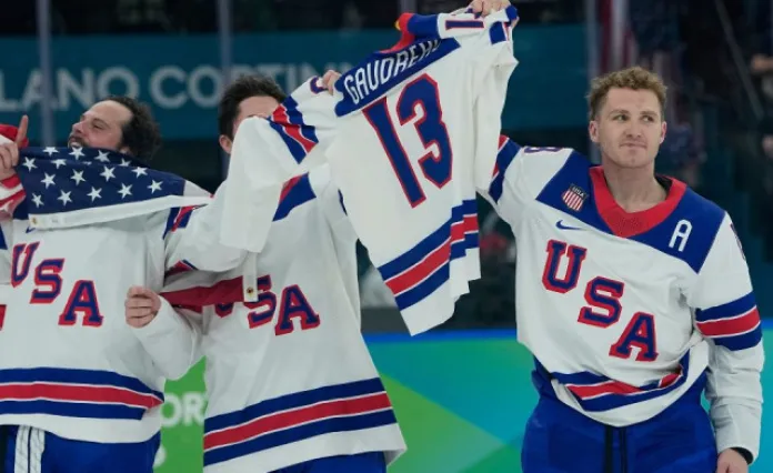 Сборная США почтила память Джонни Годро после победы на Олимпиаде-2026