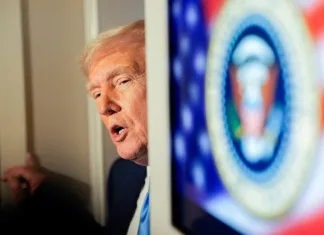 Илон Маск репостнул ИИ-видео, в котором Трамп играет в хоккей против Канады