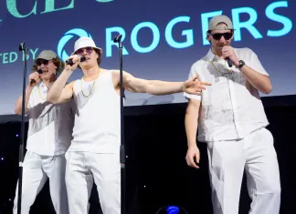 Видео: Никита Толопило спел Backstreet Boys на благотворительном гала-вечере «Ванкувера»