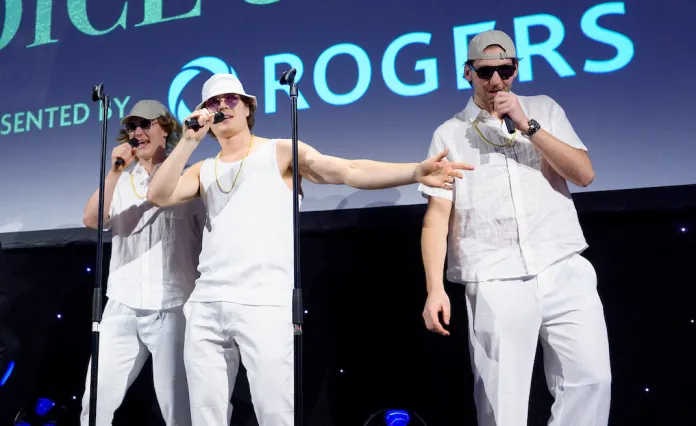 Видео: Никита Толопило спел Backstreet Boys на благотворительном гала-вечере «Ванкувера»