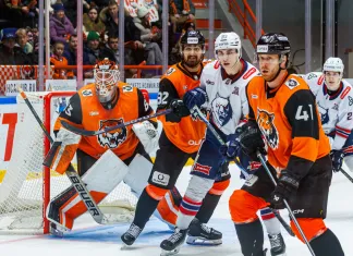 Видео: Игроки «Амура» и «Нефтехимика» устроили драку во время церемонии рукопожатий