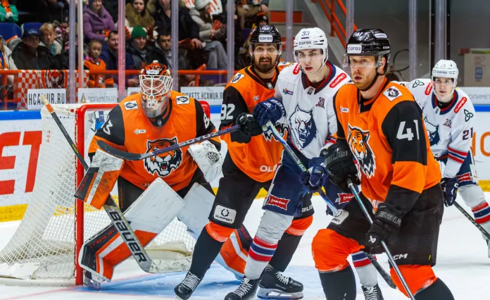 Видео: Игроки «Амура» и «Нефтехимика» устроили драку во время церемонии рукопожатий