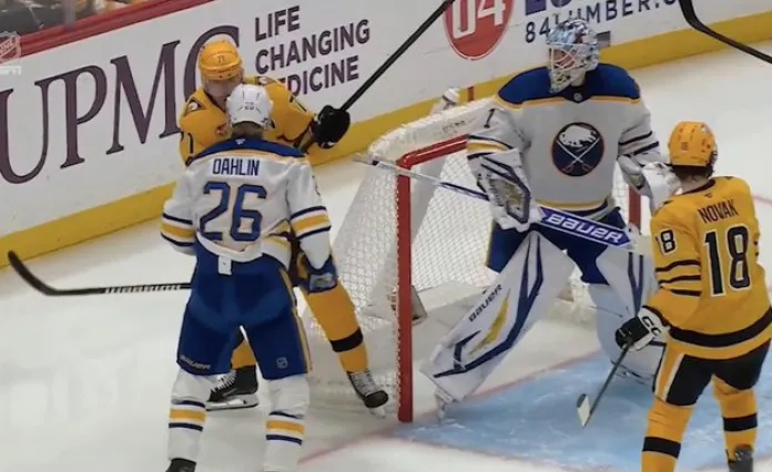 Евгений Малкин дисквалифицирован на пять матчей за удар клюшкой Расмуса Далина (видео)