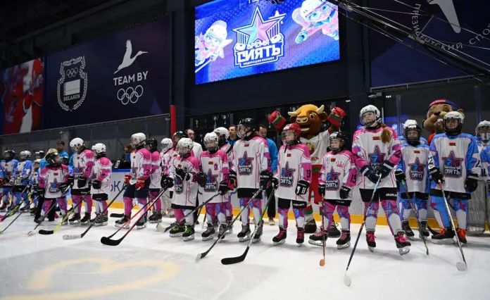 Рекордное количество участниц и огромное множество шайб: в Минске состоялся Всемирный женский хоккейный матч