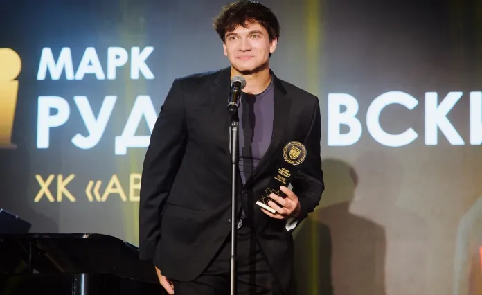 Белорусский хоккеист сделал предложение известной блогерше Карине Кросс