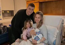 Алексей Протас поделился фотографиями с женой и дочками из роддома