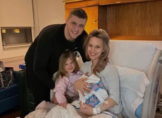 Алексей Протас поделился фотографиями с женой и дочками из роддома