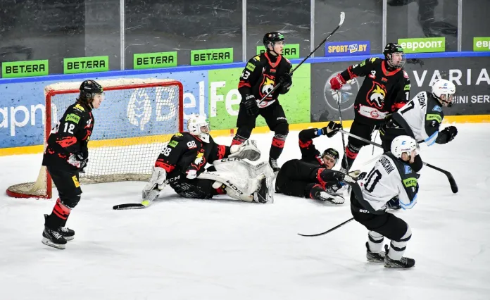 7 дисквалификаций: ФХБ наказала хоккеистов «Рысей» и «Соболя» за массовую драку после матча