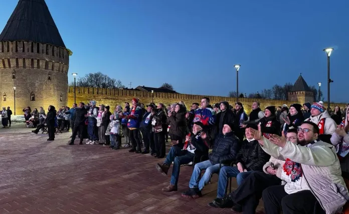 В Смоленске болельщики следили за гостевым матчем «Славутича» в плей-офф под открытым небом