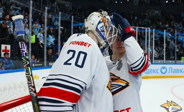 Видео: Вратарь «Металлурга» Смолин удален до конца матча с «Сибирью» за колющий удар клюшкой