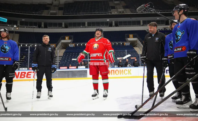 Александр Лукашенко передал хоккеистам минского «Динамо» хлеб и сало, а тренерам — крепкие напитки