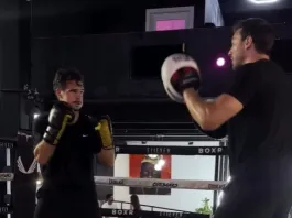 Звёздный российский вратарь работал с белорусским боксёром и выиграл бой в НХЛ