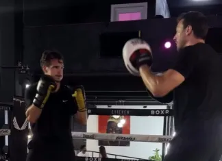 Звёздный российский вратарь работал с белорусским боксёром и выиграл бой в НХЛ