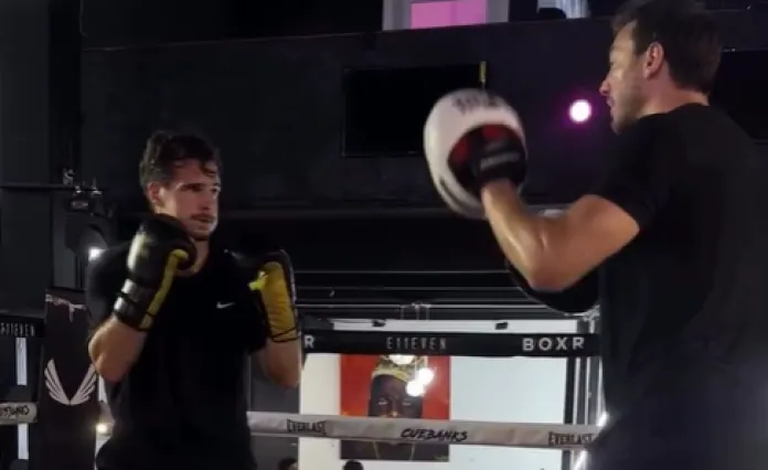 Звёздный российский вратарь работал с белорусским боксёром и выиграл бой в НХЛ