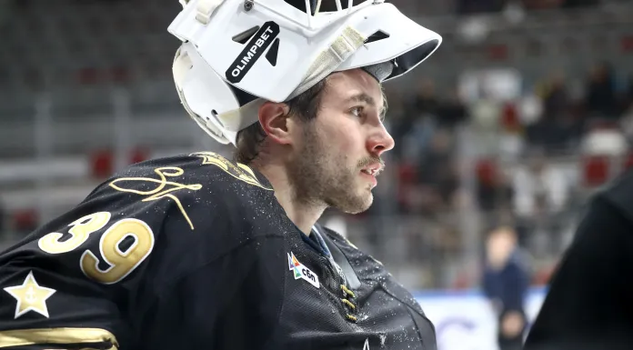 Белорусский вратарь подписал новый контракт с «Адмиралом»