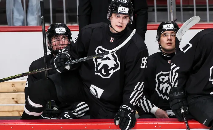 Хит Владимира Сивирчукова вошел в топ-10 силовых приемов марта в МХЛ