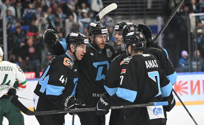 Минское «Динамо» отыгралось с 1:3, выходило вперёд за минуту до конца третьего периода, но в итоге уступило «Ак Барсу» в овертайме