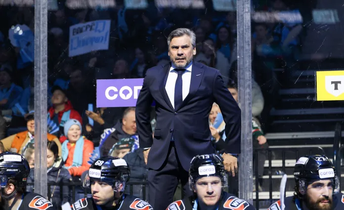 «Бизнес Online»: Квартальнов разнёс клуб за церемонию Стася перед матчем и возмущался у раздевалки