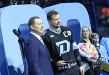 Алексей Морозов поздравил Андрея Стася с 1000-м матчем в КХЛ