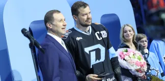 Алексей Морозов поздравил Андрея Стася с 1000-м матчем в КХЛ