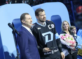 Алексей Морозов поздравил Андрея Стася с 1000-м матчем в КХЛ