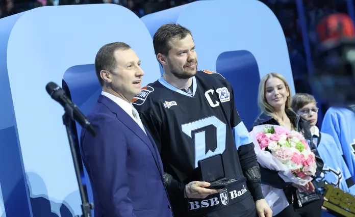 Алексей Морозов поздравил Андрея Стася с 1000-м матчем в КХЛ