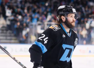 «Такую карьеру важно уважать». Тай Смит – о 1000 матчах Андрея Стася в КХЛ