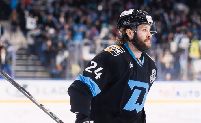 «Такую карьеру важно уважать». Тай Смит – о 1000 матчах Андрея Стася в КХЛ