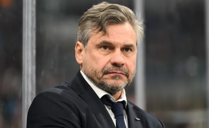 Видео. Недовольный Дмитрий Квартальнов пихнул в спину Даниила Липского