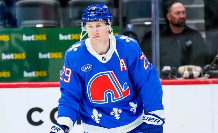 Натан Маккиннон выиграл гонку снайперов НХЛ с 53 голами. Это его первый «Морис Ришар Трофи»