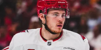 Александр Никишин не смог самостоятельно покинуть лёд после силового приёма. У российского защитника подозревают сотрясение мозга