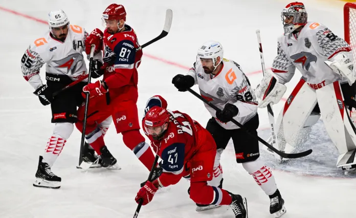 «Локомотив» и «Авангард» устроили потасовки со 136 минутами штрафа. Мартынов получил 10 минут