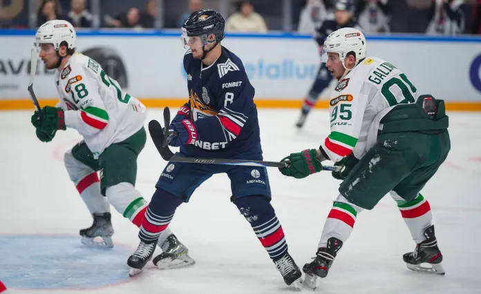 Видео: СДК не стал наказывать Галимова за удар белорусского защитника Паливко